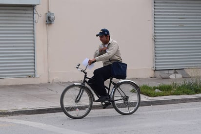 Sanción. A los ciclistas que se sorprende circulando en sentido contrario se les quita el vehículo y tienen que pagar una multa. (MARY VÁZQUEZ)