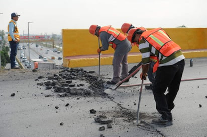 Obra. Con el retiro del asfalto en las dos losas fracturadas y las perforaciones del concreto, arrancan los trabajos de demolición del paso superior Periférico-Villa Florida, que fue cerrado a la circulación el pasado viernes 13 de mayo. (Ramón Sotomayor)