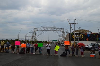 Vecinos de la colonia San Agustín de Torreón bloquearon el carril en dirección al poniente de la vialidad, exigieron la restitución de su servicio de electricidad de parte de la CFE. (EL SIGLO DE TORREÓN)