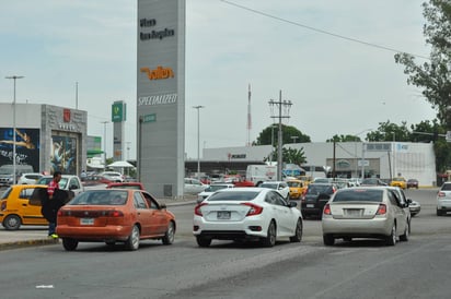 Confusión. Un apagón registrado poco antes del mediodía de ayer, generó un caos vial en el cruce de Independencia y Colón. (GUADALUPE MIRANDA)