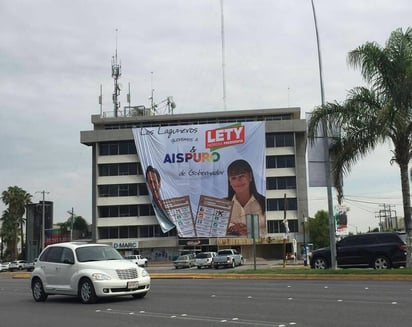 Controversia. La lona que se colocó sugiere el voto cruzado entre Leticia Herrera y José Aispuro.