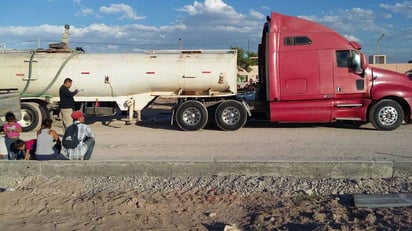 Cuerpo. Quedó tendido junto al camión donde jugaba junto con un amigo y del cual se resbaló golpeándose en la cabeza.