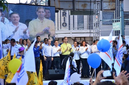 Apoyo. Los presidentes nacionales del PAN y el PRD estuvieron presentes ayer en el cierre de campaña en Gómez Palacio.