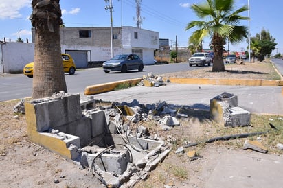 Percance. Sobre el camellón central de la calzada Ramón Méndez quedaron las huellas del percance automovilístico. (EL SIGLO DE TORREÓN)