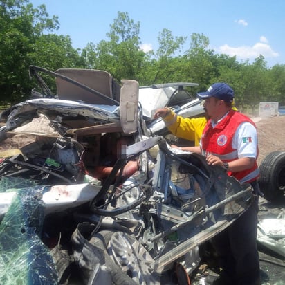 Labores. El conductor de la camioneta Sienna, quien se encontraba prensado, fue rescatado y murió en la clínica 51.    (EL SIGLO DE TORREÓN)