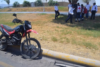 Accidente. Joven motociclista derrapa en el Periférico de Gómez Palacio y resulta lesionado. (EL SIGLO DE TORREÓN)