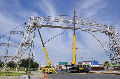 Retiran. La estructura de La Puerta de Torreón tiene un peso  entre 40 y 50 toneladas de fierro, vendido a tres pesos equivaldría a 150 mil pesos. El desmonte genera un costo de 200 mil pesos. (Fernando Compeán)