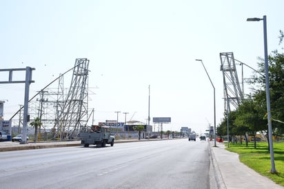 Ya se bajó el arco superior y los elementos inferiores de fierro, de manera que sólo quedan las torres en ambos extremos de la vialidad. (FERNANDO COMPEÁN)