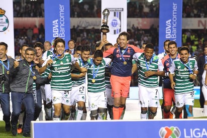 Los jugadores del Santos Laguna celebraron con todo la obtención del quinto título del futbol mexicano.  (Fotografía de archivo)