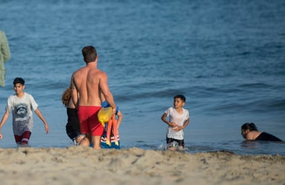 
Jeff Corliss, un portavoz del Centro Médico Global del condado Orange, dijo que las lesiones de la mujer son congruentes con la mordida de un tiburón. 