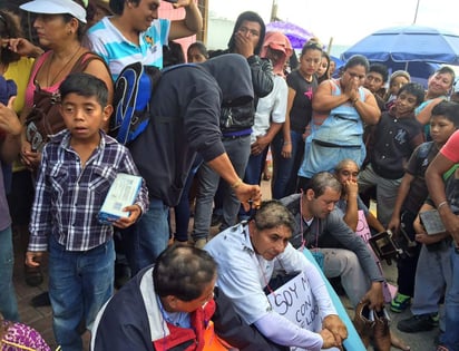 Velasco Coello reprobó de manera tajante las agresiones a los docentes, cometidas por 'integrantes de la Organización Popular Independiente Emiliano Zapata (OPIEZ) quienes retuvieron a trabajadoras y trabajadores de la educación, los hicieron caminar descalzos, les colgaron cartelones acusándolos de 'traidores a la patria' y los raparon por no apoyar el paro magisterial'. (EL UNIVERSAL)
