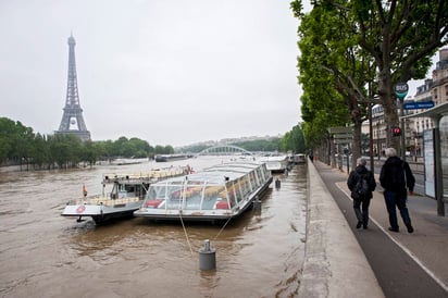 Aumenta. La crecida del río Sena, que alcanza ya una altura de 5.10 metros a su paso por París, elevó el nivel de alerta a naranja.