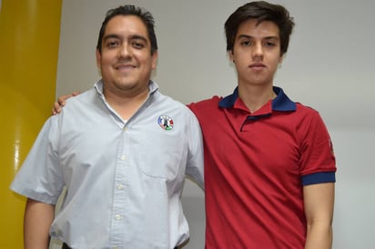 Ganadores. Carlos Ramírez, maestro de Informática y Jordan Alexander, estudiante que representará a México en concurso. (EDITH GONZÁLEZ)