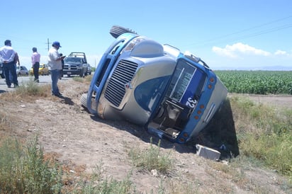 Volcadura. El camión terminó volcado a un costado del camino, sobre su costado izquierdo. (EL SIGLO DE TORREÓN)