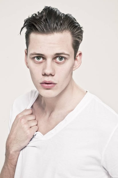 De miedo.  Bill Skarsgård ha participado en La serie Divergente: Leal - Parte I (Allegiant) y Anna Karenina.