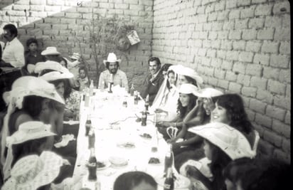 Dos diferentes aspectos de boda en el rancho. Los novios y sus invitados.