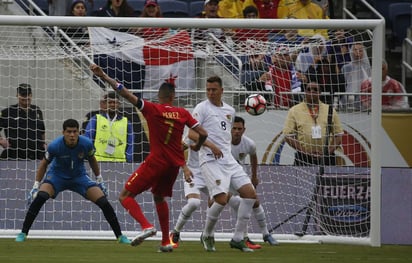 Martin Smedberg Dalence (d) de Bolivia disputa el balón con Perez (c) de Panamá. (EFE)