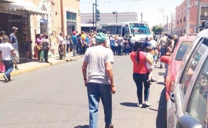 Transeúntes retuvieron al chofer en lo que llegaban las autoridades, que lo detuvieron. (EL SIGLO DE TORREÓN)
