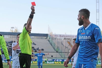 Algunas de las reglas recién aprobadas se pondrán en marcha en la Eurocopa. (ARCHIVO)