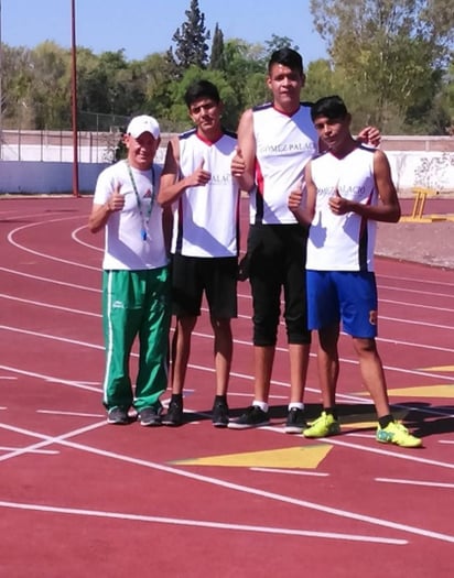 Los jóvenes Édwin Aurelio Castro y Armando Josué Armijo trabajan con su entrenador Óscar Sánchez, obteniendo buenos resultados. 