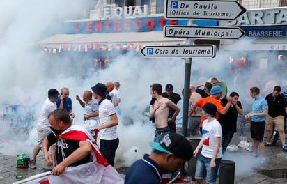 La zona de bares del Puerto Viejo de Marsella se ha convertido en el escenario de una batalla campal entre aficionados radicales y la policía francesa. (AP)