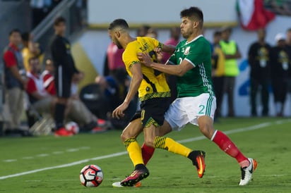 El defensor santista Néstor Araujo admitió haber cometido algunos errores en el partido contra Jamaica. (Archivo)