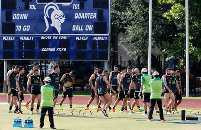 La práctica se realizó en el Episcopal High School, y en ésta Osorio paró dos equipos, opciones para enfrentar a los sudamericanos. (EFE)
