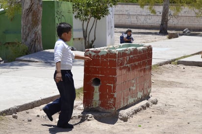 Contexto. Bebederos de la primaria tienen años sin funcionar.