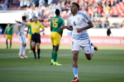 Abel Hernández abrió el marcador para los charrúas.  (Fotografía de AP)