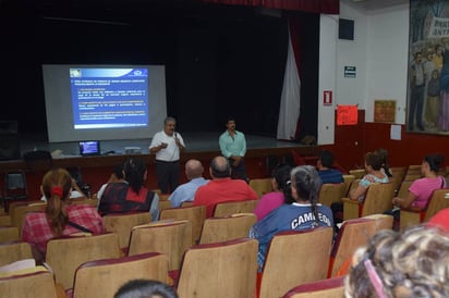 Capacitación. Personal de Nacional Financiera capacitó a comerciantes para acceder a créditos. (MARY VÁZQUEZ)