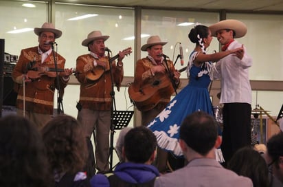 Las características del huapango son tan propias que lo distinguen de los demás géneros musicales en el país. (ARCHIVO)