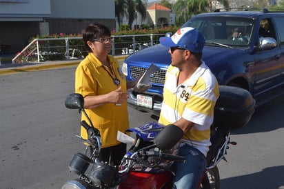 Transparencia. Desde las 9 de la mañana de ayer viernes, personal del CRIT Durango salió a los bulevares a repartir volantes. (EL SIGLO DE TORREÓN)