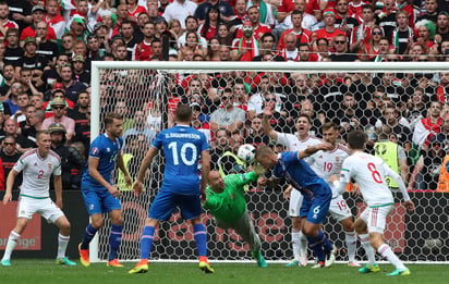 Ragnar Sigurdsson anotó el único gol de los islandeses. (AP)