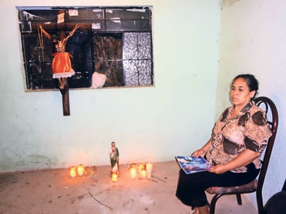 Trabajo. Sanjuana Niño, madre de la estudiante quien ese día acudió a un cibercafé a realizar un trabajo escolar y luego acudió a un baile en la comunidad de La Luz, dice no confiar en las acciones de la Secretaría de Seguridad Pública de San Luis Potosí. (EL UNIVERSAL) 