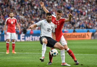 En un juego en el que Francia confirmó el liderato del grupo A, el delantero de Tigres André Pierre Gignac debutó como titular con su selección en una 'discreta' actuación en la que el romperredes mostró voluntad e iniciativa. (AP)