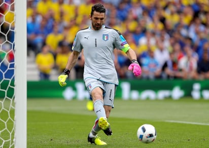 
Buffon, que no se entrenó el domingo, hizo de trabajo de gimnasio en el Centro Deportivo Bernard Gasset y recibió la visita del presidente del Montpellier, Louis Nicollin, al que le regaló una camiseta firmada.