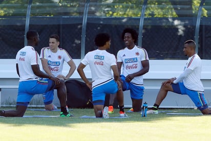 
El equipo trabaja en dos grupos, los que iniciaron frente a Perú hacen trabajos de recuperación, mientras que el resto realiza futbol y trabajos de definición.