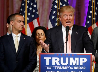 Adiós. Donald Trump brinda un discurso en compañía de su exjefe de campaña Corey Lewandowski a quien despidió ayer. 