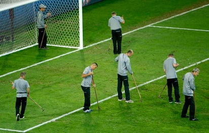 Como ‘catastrófico’ calificó Evra el pasto del estadio de Lille. (EFE)