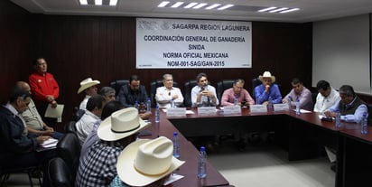 Visita. Autoridades de Sagarpa explican a engordadores sistema de identificación (arete amarillo). (EL SIGLO DE TORREÓN)