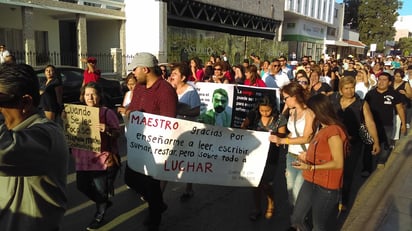 
Maestros, activistas, colectivos y civiles se congregaron a las 19:00 horas en la Plaza de Armas y marcharon por el primer cuadro de la ciudad, por las calles de Guadalupe Victoria y Juan Aldama,  durante una hora. (EL SIGLO DE TORREÓN)
