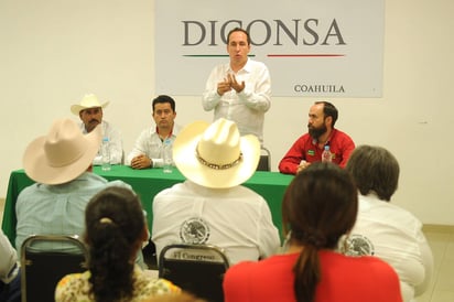 De visita.. El director general de Diconsa, Juan Manuel Valle, estuvo ayer en Torreón, donde dialogó con productores. 