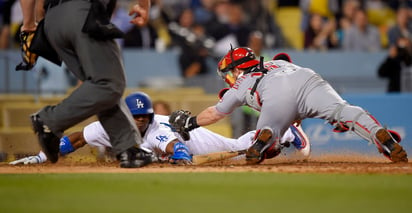 
El cubano Puig empezó a correr en la primera base después de que Taylor dejase pasar el sencillo rodando hacia el jardín izquierdo. 