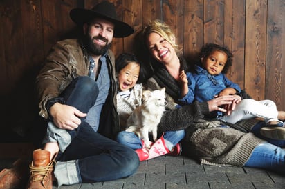 Felices. La actriz espera a su primer hijo junto a su esposo Josh Kelley; la pareja tiene dos hijas adoptivas.