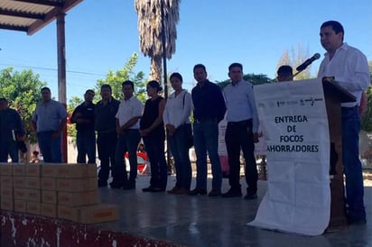 Inician programa. Entregarán focos ahorradores a familias de comunidades rurales en San Pedro de las Colonias. (EL SIGLO DE TORREÓN)