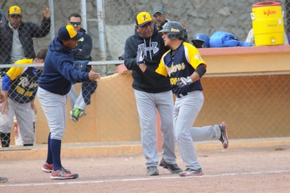 Los Rieleros lograron un emotivo triunfo viniendo de atrás ante los campeones Gambusinos, en la repetición de la más reciente final. (Archivo)