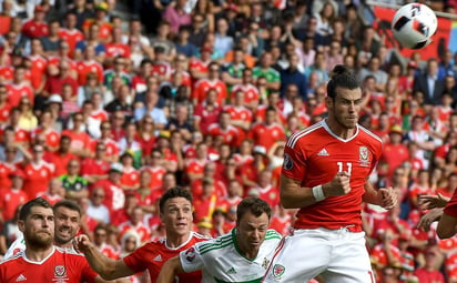 Para el complemento hubo mejor futbol, que en algunos momentos alcanzó para que los Irlandeses pusieran en predicamento a los de Gales, que de la mano de su estrella Gareth Bale lograron avanzar a la siguiente fase. (EFE) 