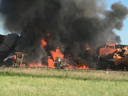 La colisión provocó un gran incendio. (ESPECIAL)