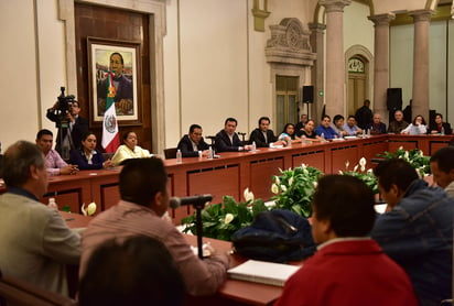 Después de siete horas de reunión en la sede de la Segob, alrededor de las 2:30 horas de este martes, y tras dos recesos, terminó el segundo encuentro entre los maestros de coordinadora y las autoridades del gobierno federal. (EFE) 