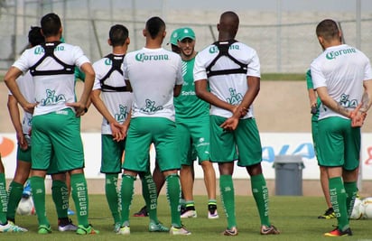 Luis Zubeldía y sus pupilos entrenarán hoy por última vez en Torreón antes de viajar a Estados Unidos. (Archivo)